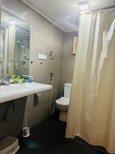 Un baño con ducha, lavabo e inodoro. en Hidden Pearl, en Negombo
