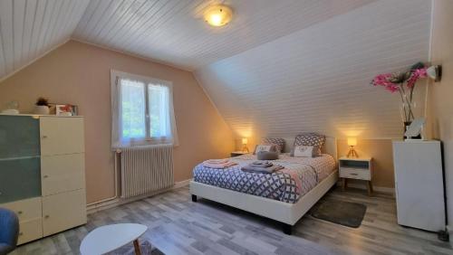 une petite chambre avec un lit et une fenêtre dans l'établissement Gîtes du Bois de Bontemps, à Sarlat-la-Canéda