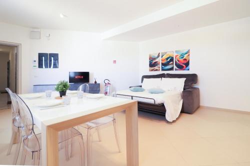 een woonkamer met een tafel en een bank bij Dimora del Corso - Private Garage parking - L'Aquila City centre - Ascensore - Wi Fi in LʼAquila