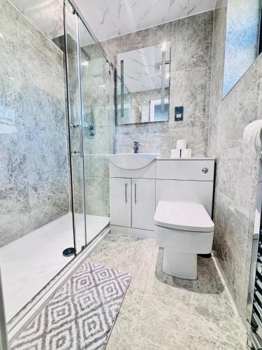 Luxury 5BR Stay With City Access photo 8