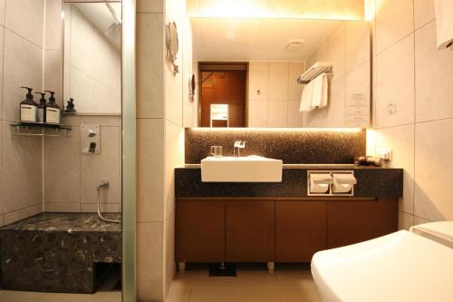 a bathroom with a sink and a mirror at Pyeongchang Space hubt Hotel & Resort in Pyeongchang 