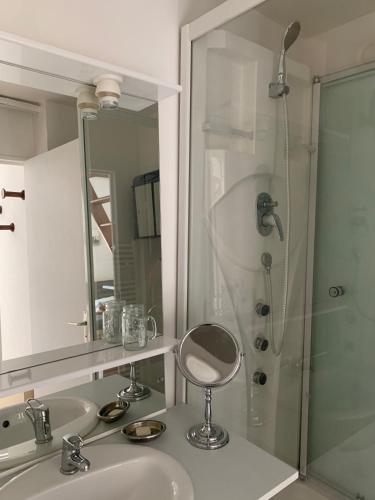 une salle de bain avec un lavabo et une douche dans l'établissement Appartement tout confort avec terrasse spacieuse, au Grau-dʼAgde