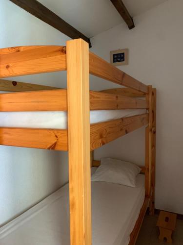 quelques lits superposés dans une chambre dans l'établissement Appartement tout confort avec terrasse spacieuse, au Grau-dʼAgde