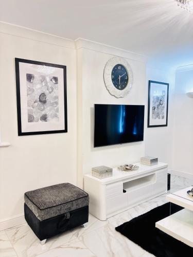 Luxury 5BR Stay With City Access photo 7