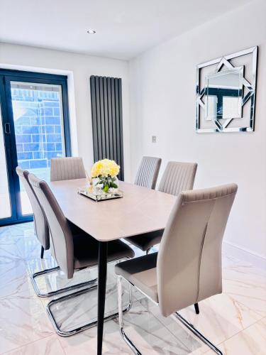 Luxury 5BR Stay With City Access photo 6