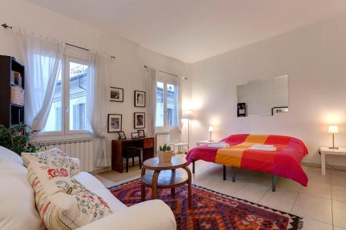 AnticaFirenze في فلورنسا: غرفة نوم مع سرير وغرفة معيشة