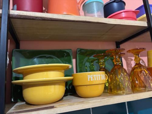 a shelf with bowls and vases on it at Casa natureza viva in Paraty
