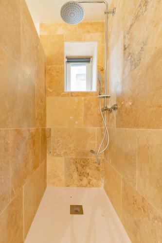 une salle de bain avec douche et fenêtre dans l'établissement Le Gite Végétal, à Carcassonne