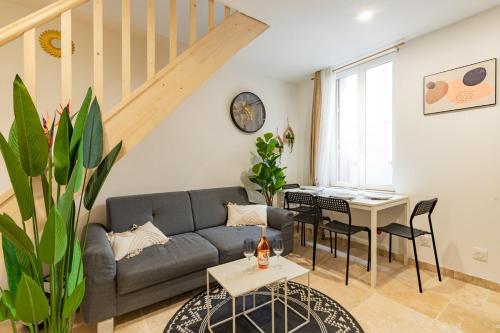 un salon avec un canapé et une table dans l'établissement Le Gite Végétal, à Carcassonne