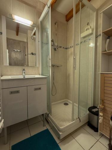 une salle de bain avec douche et lavabo dans l'établissement Maison soleil d'or proche mer, à Vaux-sur-Mer