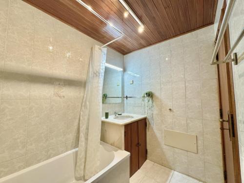 Koupelna v ubytování Vilamoura Golf Apartment 2 With Pool by Homing