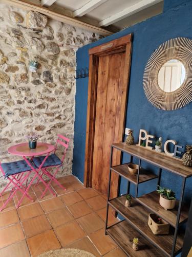 Cette chambre comprend une table et un miroir mural. dans l'établissement Maison climatisé 1 a 4 pers 1 chambre et 1 mezzanine, à Argelès-sur-Mer