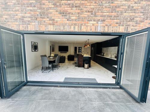 Luxury 5BR Stay With City Access photo 106