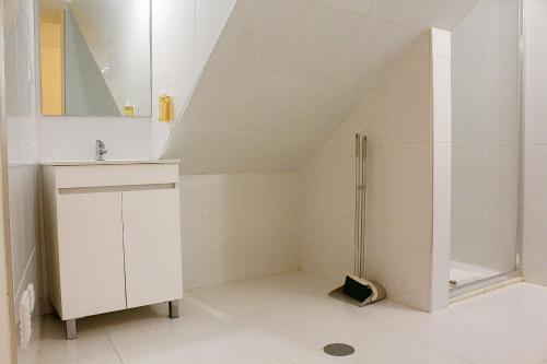 Un baño blanco con lavabo y ducha. en Rampa 24, en Vila Real