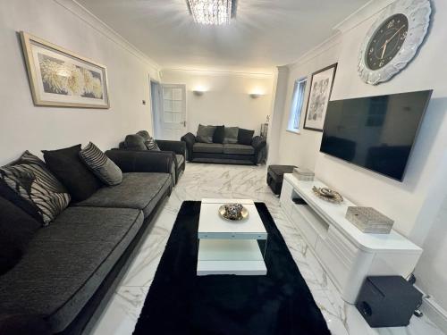 Luxury 5BR Stay With City Access photo 39
