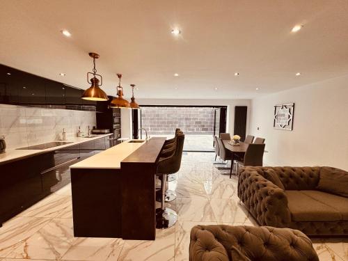 Luxury 5BR Stay With City Access photo 100