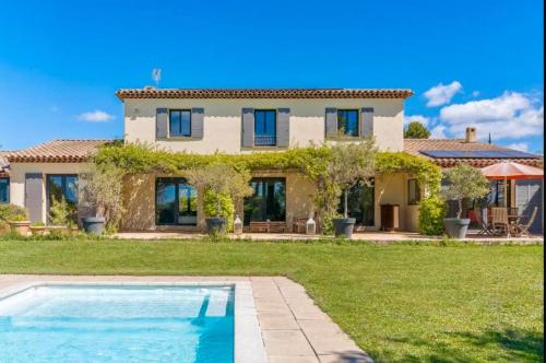 une maison avec une piscine devant dans l'établissement Villa Aix-en-Provence Pool and absolute calm, à Aix-en-Provence