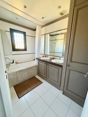 une salle de bain avec une baignoire, un lavabo et un miroir dans l'établissement Villa Aix-en-Provence Pool and absolute calm, à Aix-en-Provence