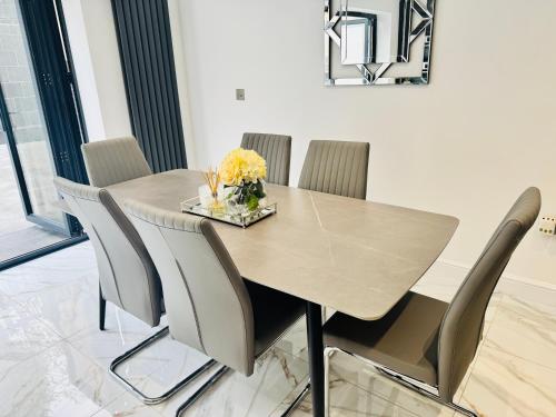 Luxury 5BR Stay With City Access photo 91