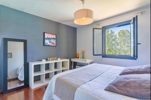 une chambre avec un grand lit et une fenêtre dans l'établissement Villa Aix-en-Provence Pool and absolute calm, à Aix-en-Provence