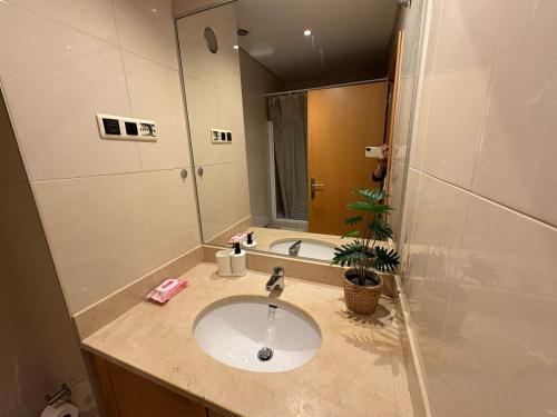 a bathroom with a sink and a bath tub at Riverside Expo in Lisbon