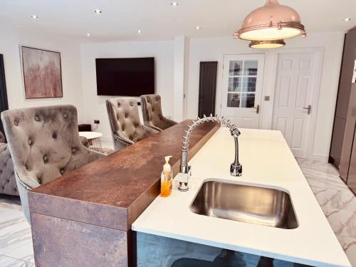 Luxury 5BR Stay With City Access photo 97