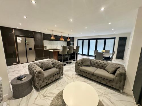 Luxury 5BR Stay With City Access photo 98