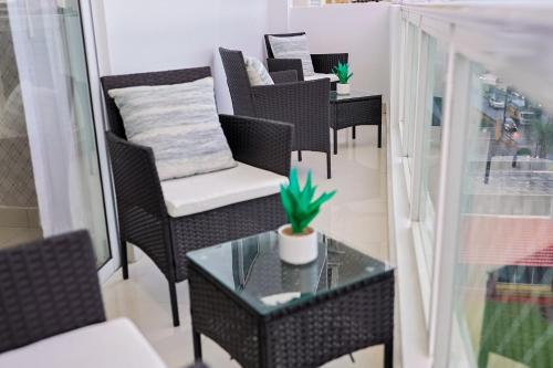 Χώρος καθιστικού στο Cozy City Center 2BD Condo,