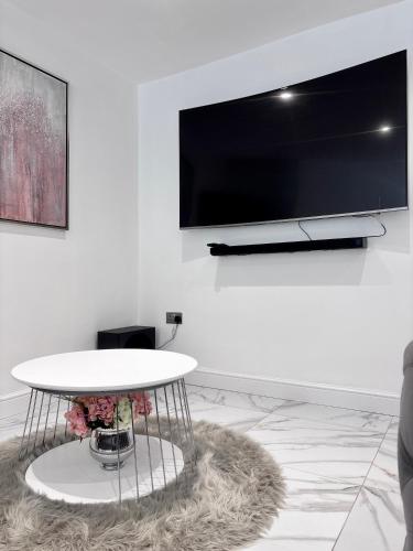 Luxury 5BR Stay With City Access photo 109