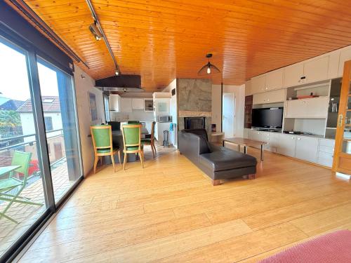 un salon avec un canapé et une table avec des chaises dans l'établissement Chaleureux appartement centre ville proche gare., à Besançon