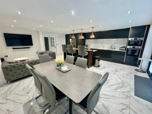 Luxury 5BR Stay With City Access photo 42