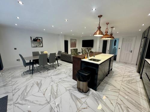 Luxury 5BR Stay With City Access photo 37
