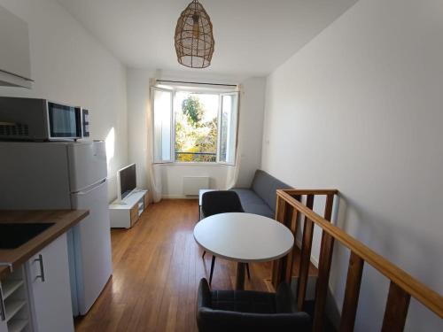 un petit salon avec une table et un canapé dans l'établissement Charming duplex, à Vitry-sur-Seine