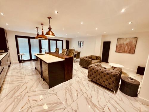 Luxury 5BR Stay With City Access photo 58