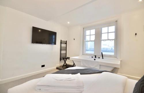 3 x Bedroom Riverside Flat with HOT TUB on Roof Terraceにあるベッド