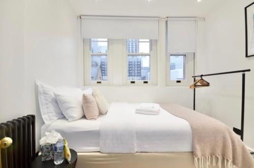 3 x Bedroom Riverside Flat with HOT TUB on Roof Terraceにあるベッド