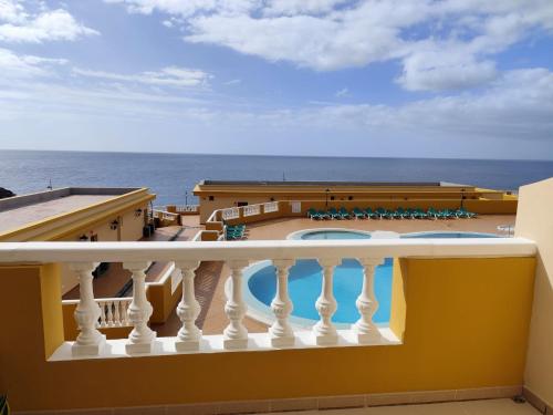 Una vista del océano desde el balcón de un hotel. en Arenas Blancas 203, en La Restinga