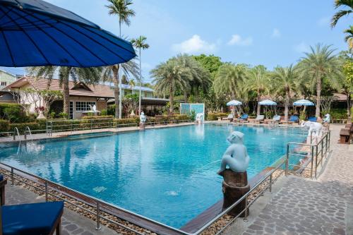 Bazén v ubytování Villa Wanida Garden Resort nebo v jeho okolí