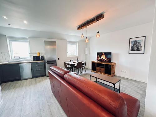 un salon avec un canapé et une salle à manger dans l'établissement Neufchâtel T3 cocooning tout équipé proche centre, à Reims