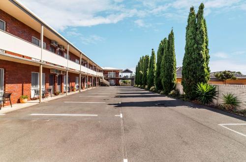 an empty parking lot in front of a building at City Heart Motel Warrnambool in Warrnambool
