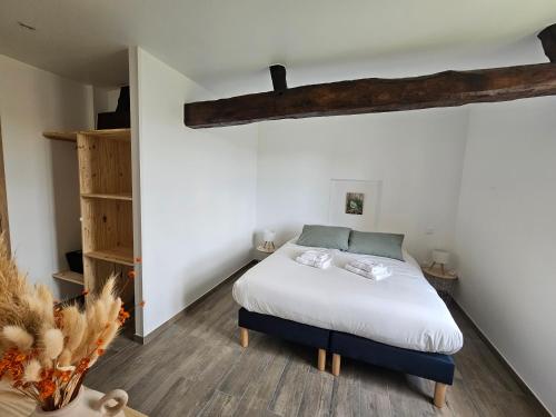 a bedroom with a bed in a white room at Cottage Salomé in Rue