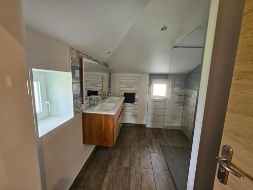a bathroom with a sink and a mirror at Cottage Salomé in Rue