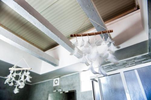 a bunch of white chickens hanging from a ceiling at Depandance Maria con terrazza in Marittima