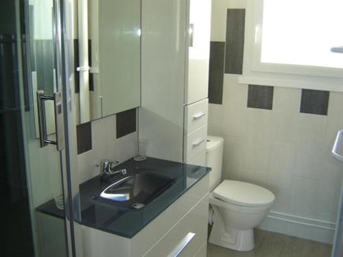 une salle de bain avec un lavabo et des toilettes dans l'établissement Apparemment à 50 mètres de la mer, à Notre-Dame-de-Monts