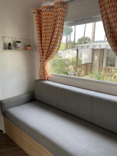- un siège de fenêtre dans une chambre avec fenêtre dans l'établissement Séjour détente en mobil-home 4 à 6 pers Camping 4 étoiles, à Saint-Julien-en-Born