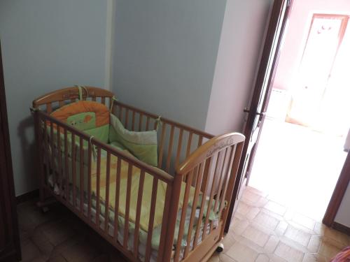 a crib with many bags in a room at Casa della Nonna in Casale Monferrato
