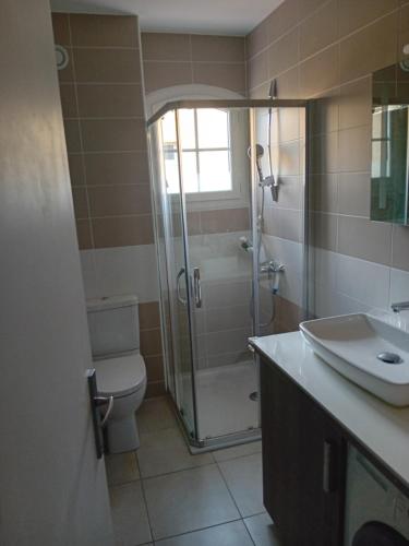 Ένα μπάνιο στο Appartement T2 à la Croix Valmer piscine et tennis