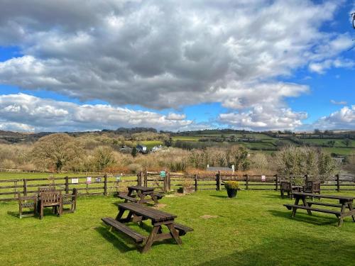 a group of picnic tables in a field at The Mary Tavy Inn in Tavistock