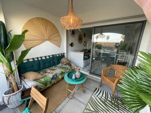 un salon avec un canapé et une table dans l'établissement Studio with balcony in Antibes with AC, à Antibes