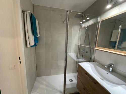 une salle de bain avec une douche en verre et un lavabo dans l'établissement Studio with balcony in Antibes with AC, à Antibes